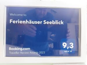 una pantalla de televisión con una imagen de una persona en Ferienhäuser Seeblick en Langenhagen