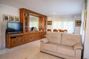 拉德拉達的住宿－Yedrada Alojamientos，带沙发和平面电视的客厅