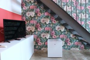 Una televisión o centro de entretenimiento en Michelangelo Navigli Loft Experience - Via Magolfa