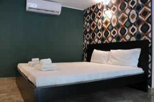 Una cama o camas en una habitación de Michelangelo Navigli Loft Experience - Via Magolfa