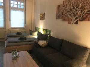 sala de estar con 2 camas y sofá en Pension Lotti Friedrichshain en Berlín
