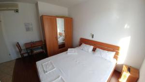 Postel nebo postele na pokoji v ubytování Vodice, apartmani Buntić