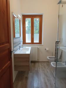 uma casa de banho com um lavatório, uma banheira e um WC. em LaCasaDiLucia SELF CHECK-IN em San Vito Chietino