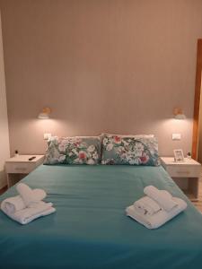 uma cama com duas toalhas e duas almofadas em LaCasaDiLucia SELF CHECK-IN em San Vito Chietino