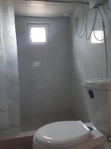 Koupelna v ubytování Gori Lokhap + 8 fotografií