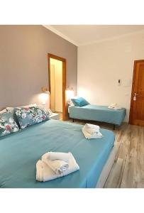 um quarto com duas camas com toalhas em LaCasaDiLucia SELF CHECK-IN em San Vito Chietino
