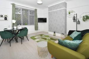 Istumisnurk majutusasutuses Book Frilsham House by YourStays, Your Ultimate Home Away From Home featuring 3 bedrooms and 2 bathrooms - Secure YourStays today!
