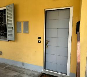 una porta per un edificio con finestra e porta di Conte Durini Apartments & Rooms ad Arcore
