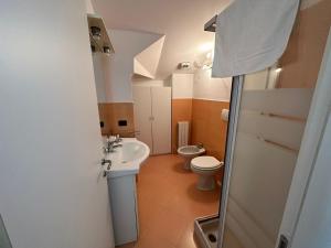 Baño pequeño con lavabo y aseo en Conte Durini Apartments & Rooms, en Arcore