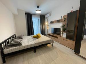 sypialnia z łóżkiem i telewizorem w obiekcie Moghioros Park Residence DUM3 w Bukareszcie