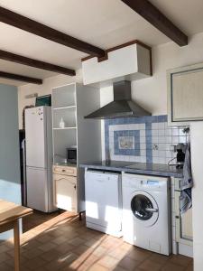 a kitchen with a refrigerator and a washer and dryer at Studio Proche L'Isle sur Sorgue in Le Thor