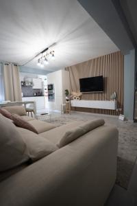 Una sala de estar con dos camas y un televisor de pantalla plana. en Home Away From Home, en Verona