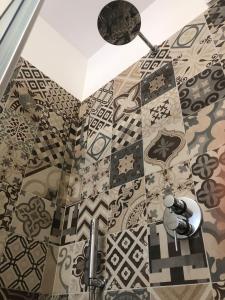 ein Bad mit einer Dusche und Fliesenboden in der Unterkunft Mediterranea Apartment in Trapani