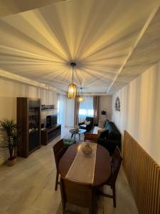 - un salon avec une table et un canapé dans l'établissement Apartman Get Rest, à Žabljak