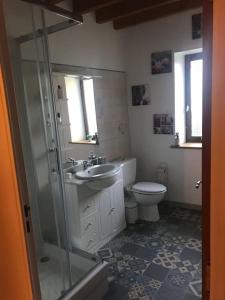 un bagno con wc, lavandino e doccia di maison en pierre atypique sur jardin paysagé a Orveau-Bellesauve Altre 5 foto