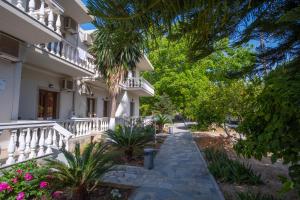 ein Gebäude mit einem davorliegenden Gehweg in der Unterkunft SEKRETO hotel in Parga
