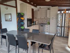 eine Küche mit einem Tisch und Stühlen im Zimmer in der Unterkunft Casa Vacanze Villa Pomelia in Buonfornello
