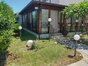 ein Haus mit weißen Kugeln im Hof in der Unterkunft Casa Vacanze Villa Pomelia in Buonfornello