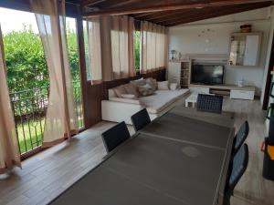 ein Wohnzimmer mit einem Sofa und einem TV in der Unterkunft Casa Vacanze Villa Pomelia in Buonfornello