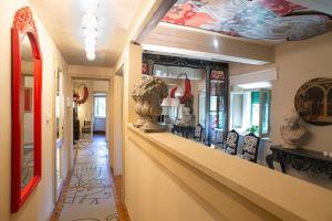 un corridoio di una casa con scala con di La Casetta di Borgo -Appartamento Peperone a Laiatico