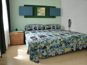 ヘールレンにあるHoliday home in a very quiet residential area of Heerlenのベッドルーム1室(青と黄色のベッドカバー付)