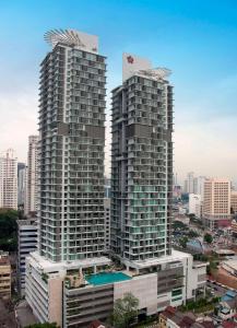 dois edifícios altos numa cidade com edifícios em Greystone Swiss Garden Residence em Kuala Lumpur