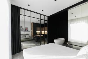 una camera con un letto bianco e una grande finestra di LE MARIN contemporary apartments a Civitanova Marche