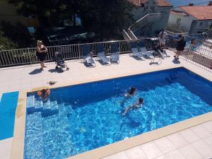a group of people in a swimming pool at Resort due gatte Pinky Trogir in Seget Vranjica