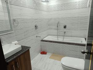 Ένα μπάνιο στο Hotel Paramveer +33 φωτογραφίες