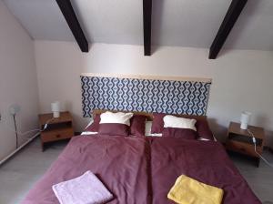 ein Schlafzimmer mit einem großen Bett mit lila Bettwäsche und Kissen in der Unterkunft Partifecske Vendégház in Tiszafüred