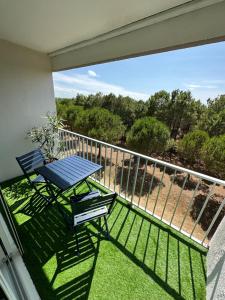 einen Tisch und einen Stuhl auf einem Balkon mit Aussicht in der Unterkunft Appartement au bord de mer in Saint-Brevin-les-Pins