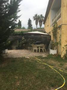 un patio con mesa y sombrilla en appt de 70m2, a 4 km la plage, en Saint-Paul-de-Vence