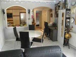 sala de estar con mesa y sillas y cocina en appt de 70m2, a 4 km la plage, en Saint-Paul-de-Vence