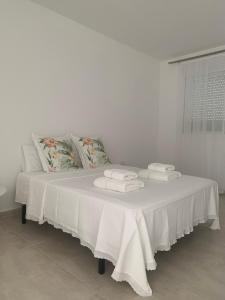 uma mesa branca com toalhas por cima em Apartamento duplex Mediterránean view em Gandia