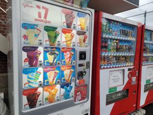 対馬市にある하루카오후나에 민숙の- アイスクリームとドリンクの自動販売機
