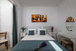 1 dormitorio con 1 cama y una pintura en la pared en Fethi Baba Konağı, en Izmir