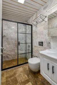 een badkamer met een douche, een toilet en een wastafel bij Fethi Baba Konağı in Izmir