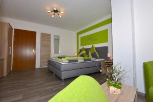 een woonkamer met een bank en een groen tapijt bij Das Arni´s in Mehlmeisel