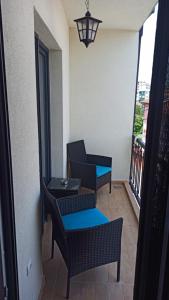 balkon z krzesłami, stołem i lampką w obiekcie Luna Apartment w mieście Kumanowo