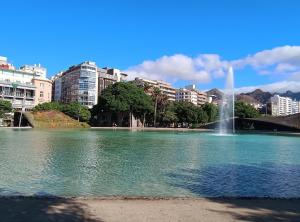 einen Teich mit einem Brunnen mitten in einer Stadt in der Unterkunft CENTER Santa Cruz, Alojamiento céntrico con gran terraza, cocina , salón y baños, todo privado in Santa Cruz de Tenerife