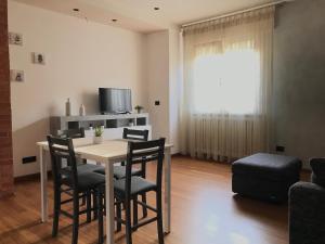 une salle à manger avec une table et des chaises et une fenêtre dans l'établissement Casa Denise, à Mestre
