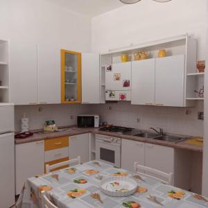 A kitchen or kitchenette at Due Strade Holiday