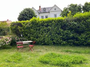 einen Tisch und zwei Stühle vor einem Haus in der Unterkunft La maison du régisseur in Graulhet