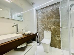 een badkamer met een toilet, een wastafel en een douche bij MALTA LUXE in Salou +32 foto's