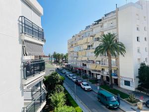 een straat in de stad met auto's naast gebouwen bij MALTA LUXE in Salou