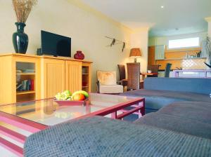 Una sala de estar con una mesa con un bol de fruta encima. en El Nautico Suites, the beachfront Paradise, en San Miguel de Abona