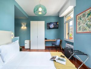 een slaapkamer met een bed en een bureau met een stoel bij Hotel Rosa Bianca in Rapallo