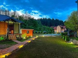 een huis met een pad voor een tuin bij Tronoska Oaza Korenita, Loznica in Loznica