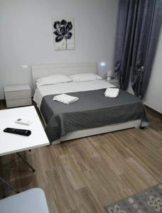 A bed or beds in a room at La casa dei Fiori