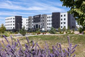 een groep gebouwen met paarse bloemen op de voorgrond bij Staybridge Suites - Colorado Springs NE Powers, an IHG Hotel in Colorado Springs